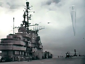 Lanzamiento de un globo estratosferico desde la cubierta del USS BOXER. La carga util es un artefacto nuclear que fue detonato en la estratosfera