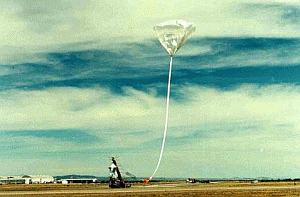 Lanzamiento de un globo estratosférico desde el aeropuerto Barstow-Daggett