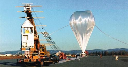Lanzamiento de un globo para el Jet Propulsion Laboratory de la NASA desde Fort Wainwright en julio de 1997