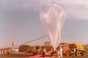Preparativos para el lanzamiento de un globo estatosférico desde Juazeiro do Norte, Ceará