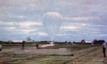 Inflado de un globo estratosferico en Reconquista. Circa 1992. Imagen: Gentileza de Pablo Rusca (IAFE)