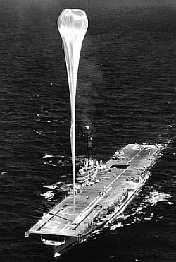 Lanzamiento de un globo skyhook desde la cubierta del USS Valley Forge