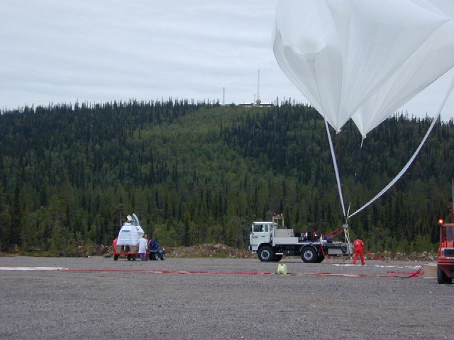 The gondola being attached to the auxiliary balloons wich will hold the payload in the launch