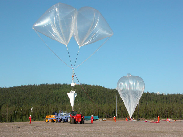 The craft hanging from the auxiliary balloons seconds before the releasing of the main balloon