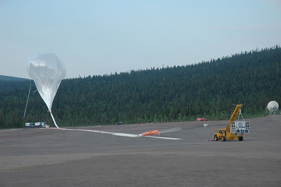 Image of the release of the balloon wich is acquiring the typical cobra head shape.