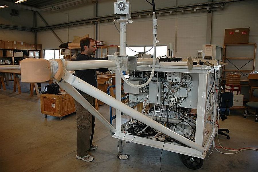 Preparation of the gondola where will be mounted the onboard instrumentation and cameras to examine the balloon during the flight