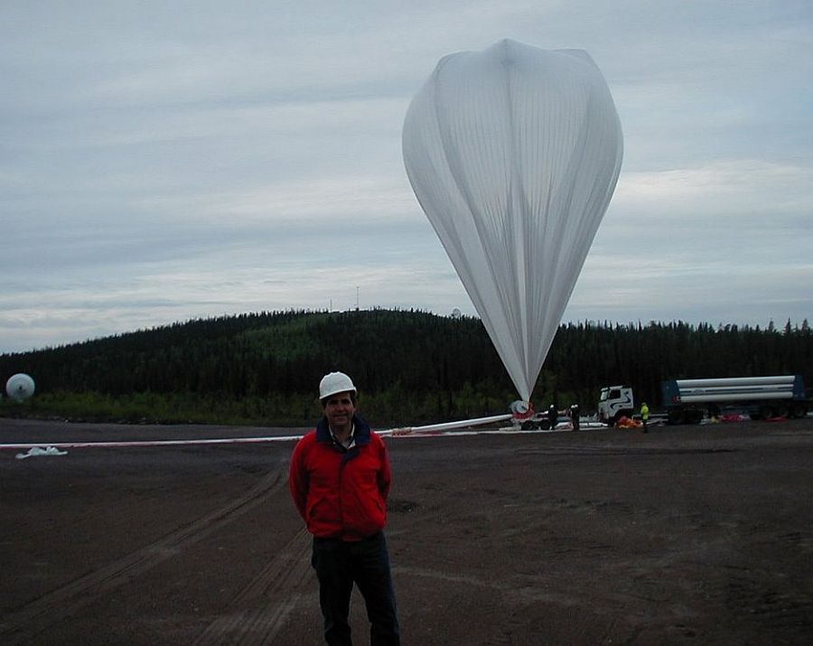 Image of the inflation process. In the foreground is David Smith investigator of the project ULDB.