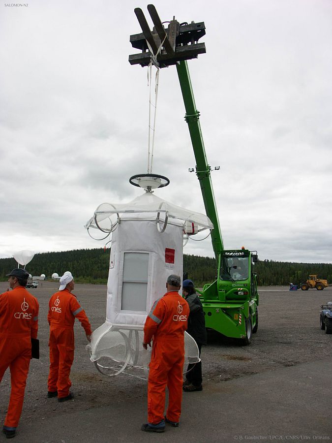 Preparations of the Salomon gondola before launch (Image copyright: Bertrand Gaubicher)