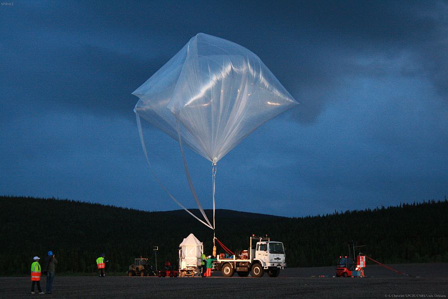 Auxilliary balloon holding the Spirale payload previous to his second flight (Image: C.Chavrier - LPC2E)