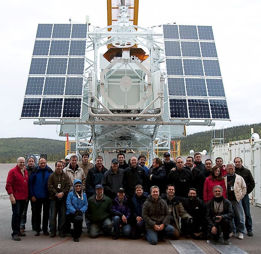 The entire SUNRISE team infront of the instrument before launch from Kiruna, Sweden (Image: IMAX team)