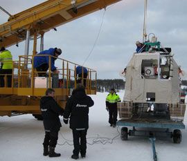Hang test of the MIPAS gondola a day before the launch (Image:SSC)