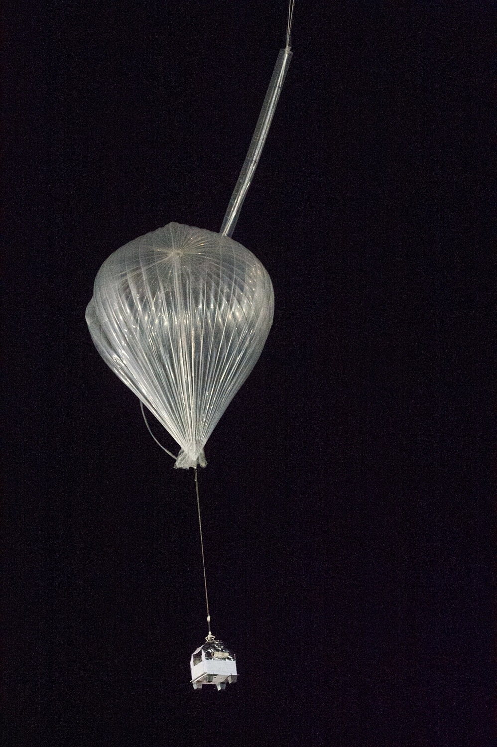 The CARMEN gondola ascending under its auxiliary balloon (Image: CNES/GRIMAULT Emmanuel, 2015)